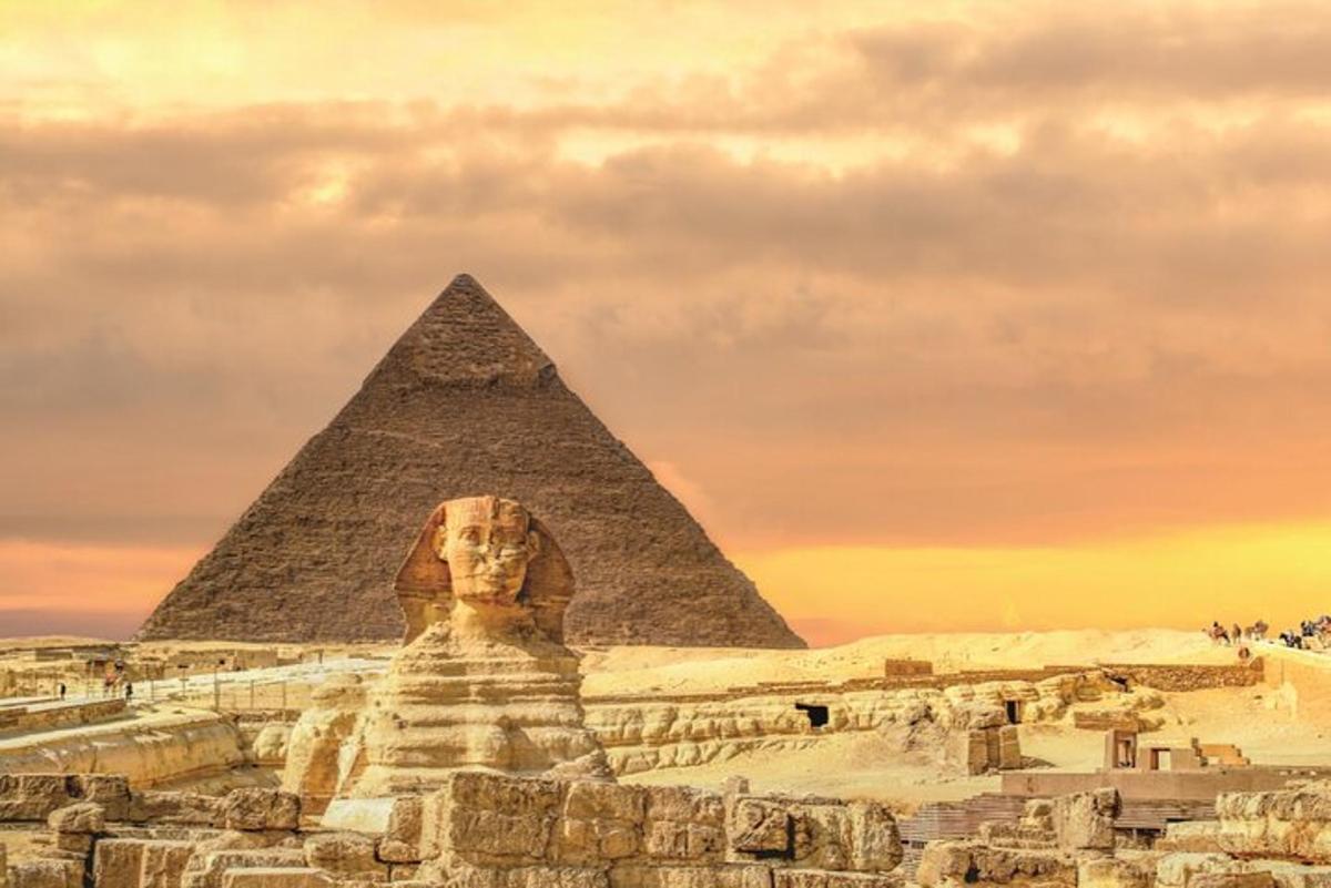 una piramide e una sfinge di fronte alle piramidi