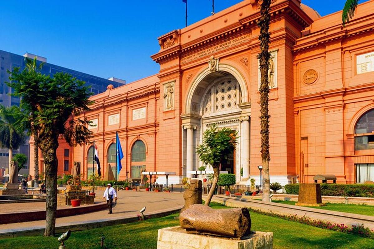 un grande edificio con una statua di fronte