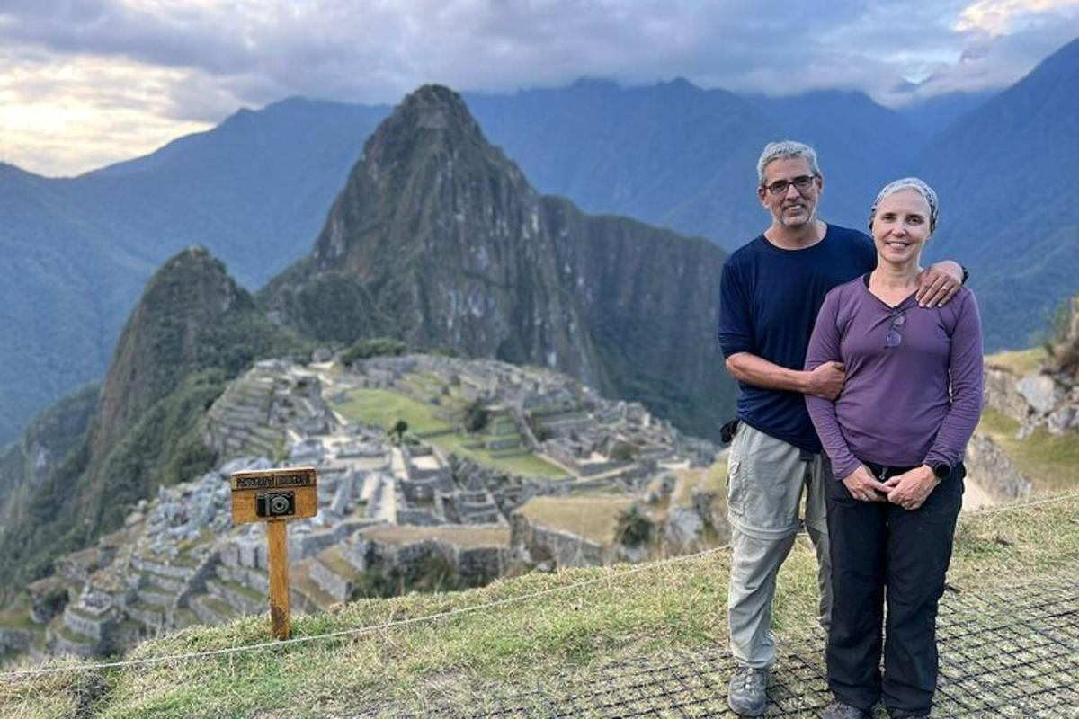 un uomo e una donna in piedi sulla cima di una montagna