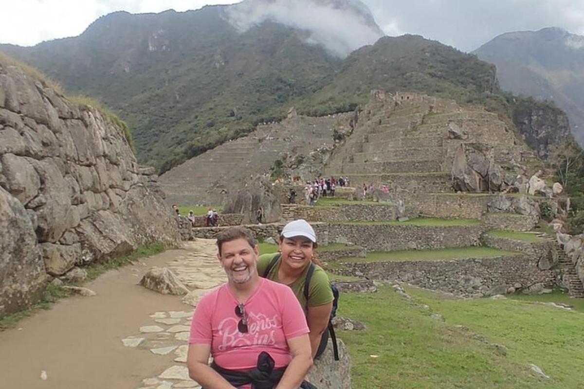 un uomo e una donna posano per una foto presso delle antiche rovine