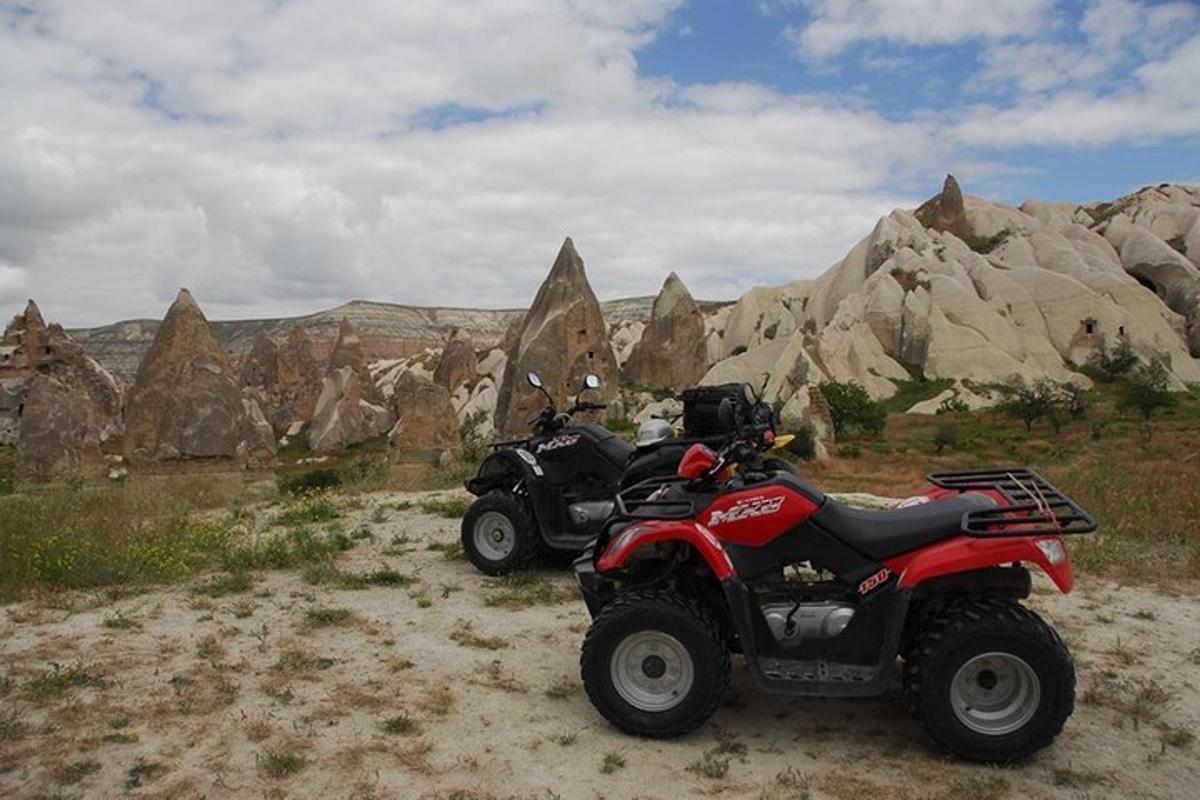 sebuah atv merah dan hitam diletakkan di hadapan batu