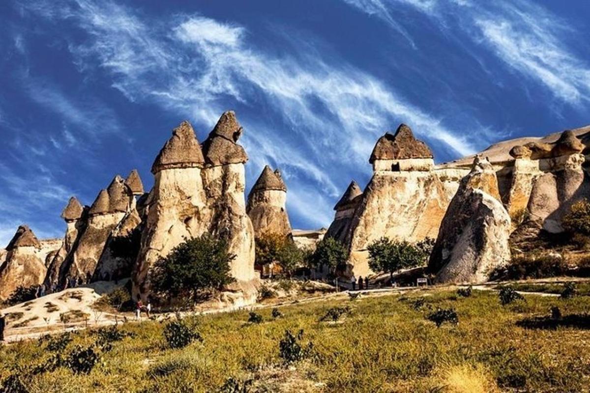 μια θέα σε ένα σύμπλεγμα βραχωδών σχηματισμών