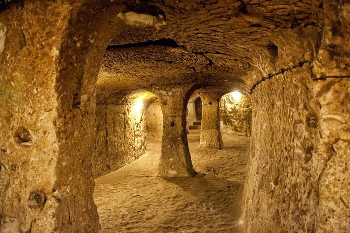 μια πέτρινη σήραγγα με φώτα σε μια σπηλιά