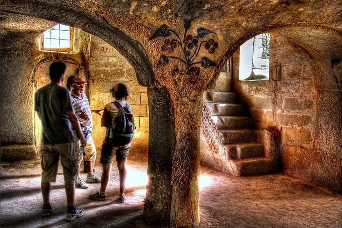 μια ομάδα ανθρώπων που στέκονται σε ένα δωμάτιο με ένα δέντρο