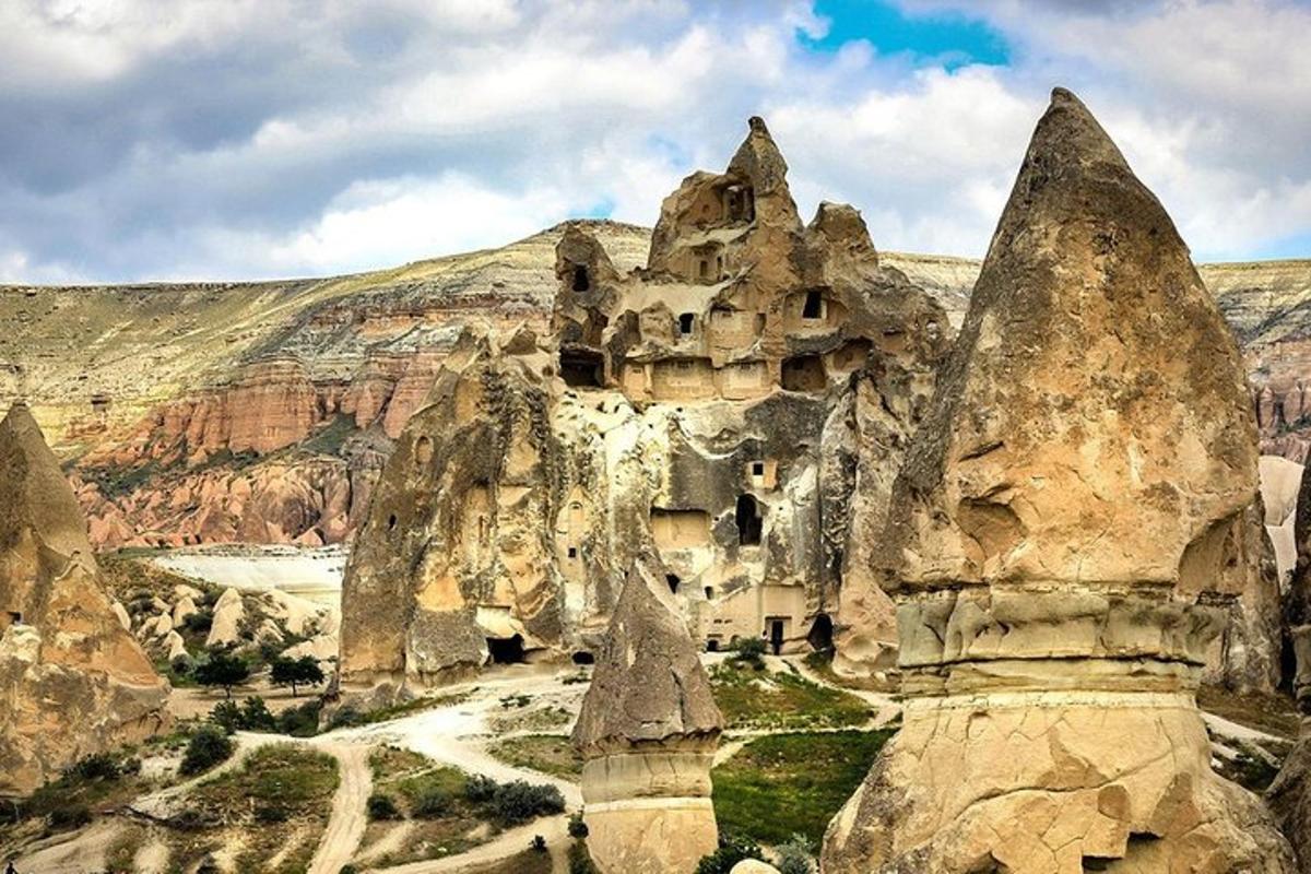 una vista di una formazione rocciosa in montagna
