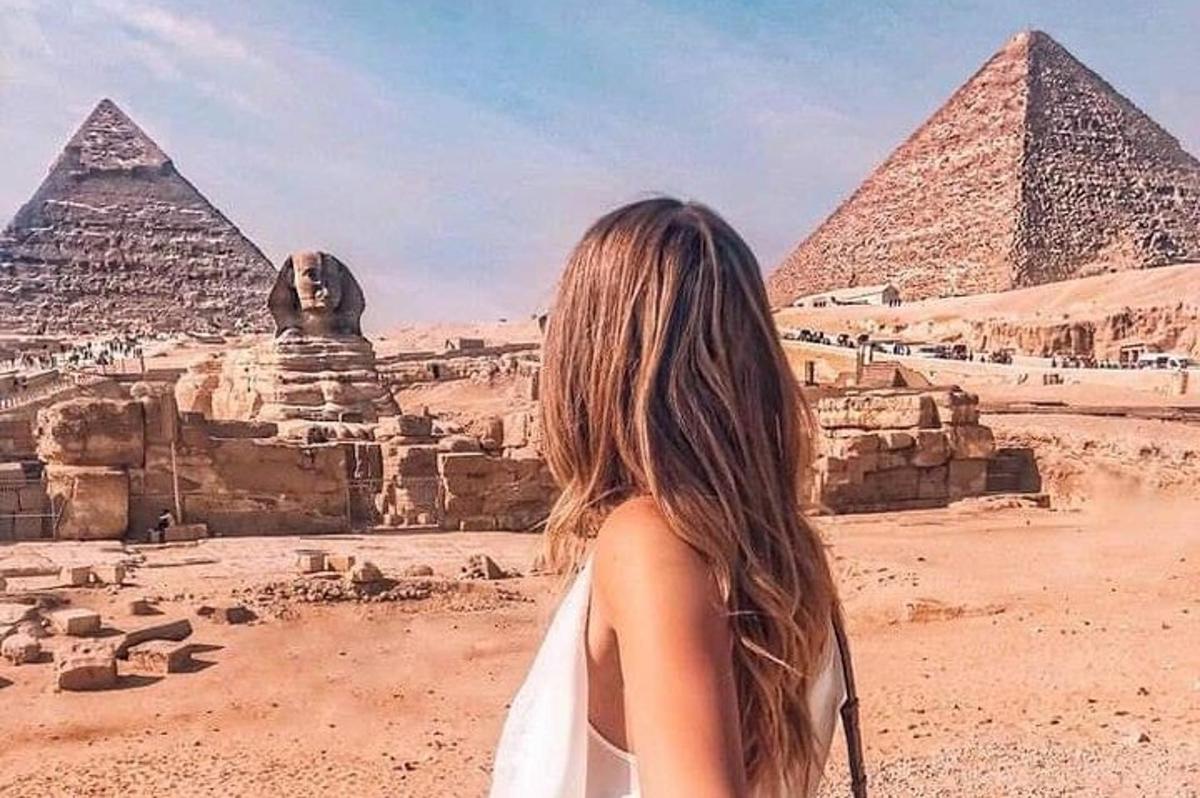 una donna in piedi davanti alle piramidi
