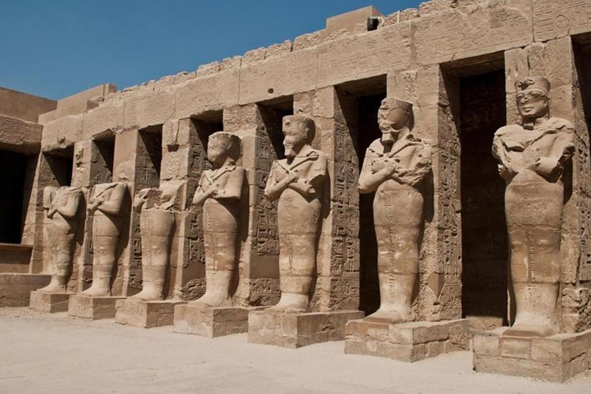 una fila di statue sul lato di un edificio