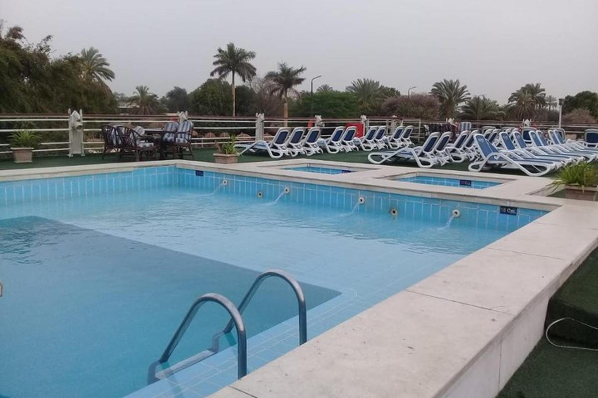 Una gran piscina con tumbonas en un complejo turístico.