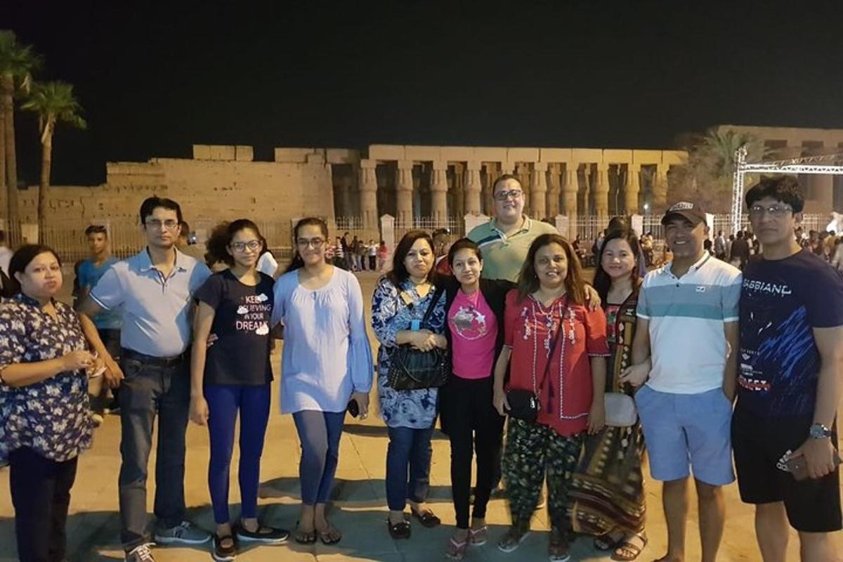 Un grupo de personas de pie frente a un edificio.
