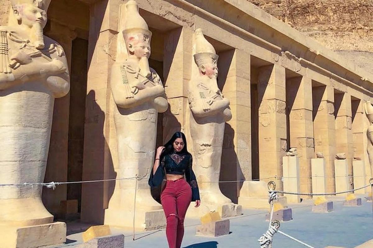 una donna è in piedi davanti a una statua