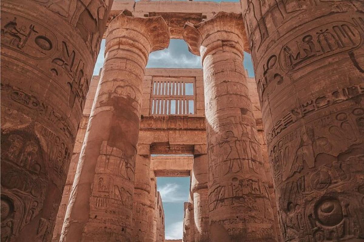 una vista delle rovine di un edificio