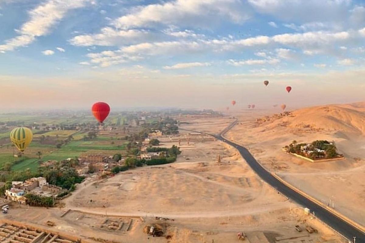 un gruppo di mongolfiere che sorvolano una città