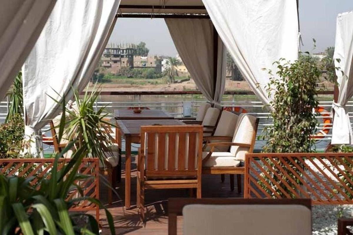 balkon se stolem a židlemi a výhledem na vodu
