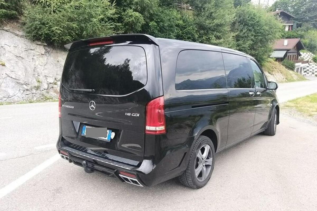 sebuah mobil van hitam diparkir di tempat parkir