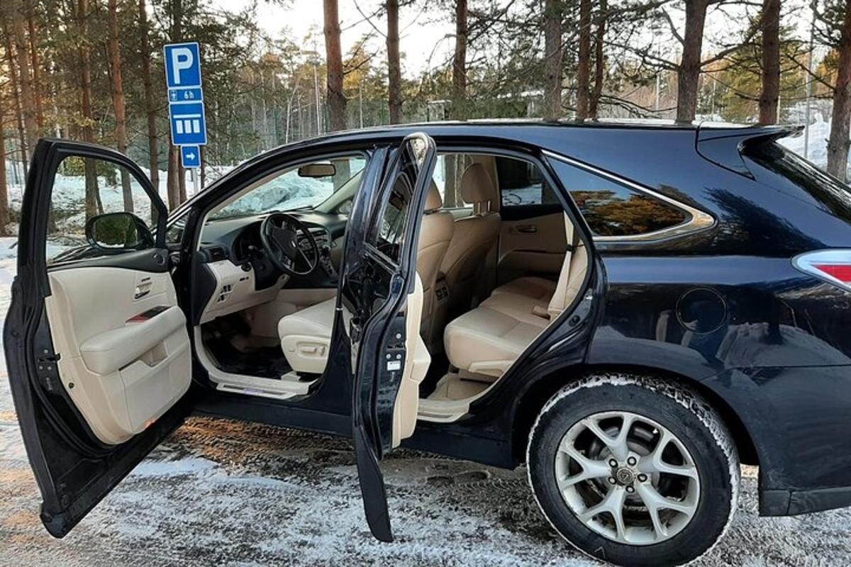 musta auto, jonka ovi on auki parkkipaikalla