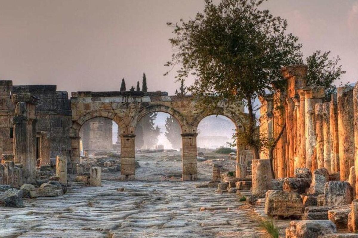 un dipinto delle rovine dell'antica città