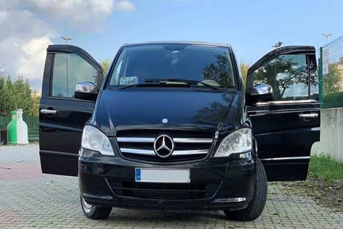 černé auto zaparkované vedle černého kamionu