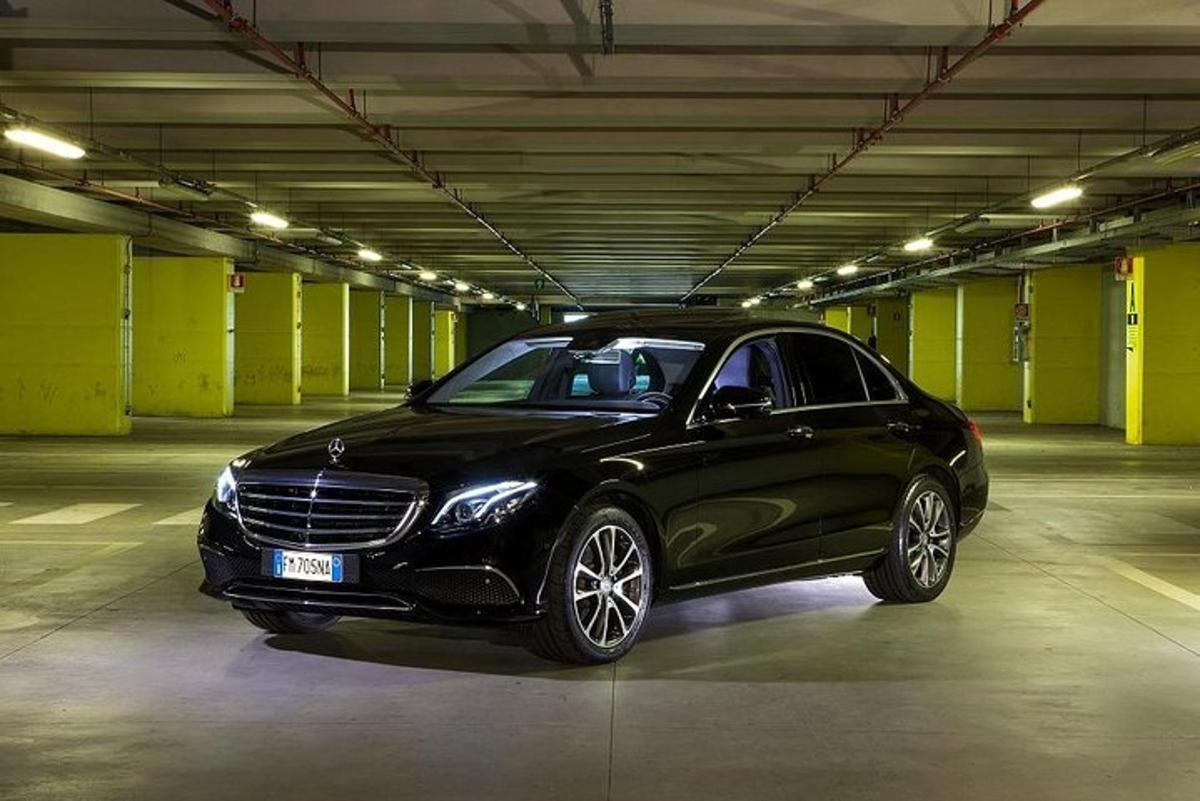 černé auto zaparkované v parkovací garáži