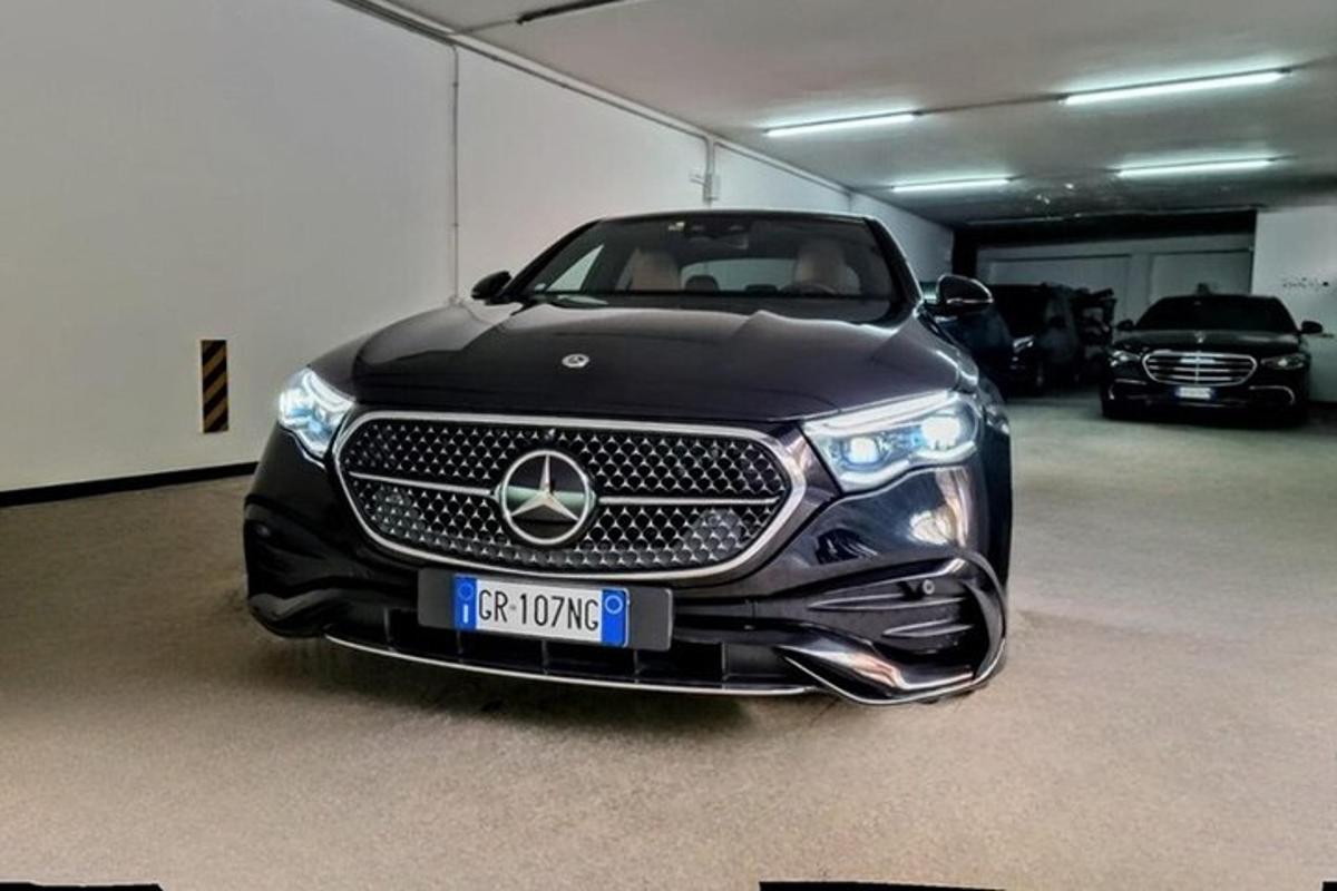 černé auto je zaparkované v garáži
