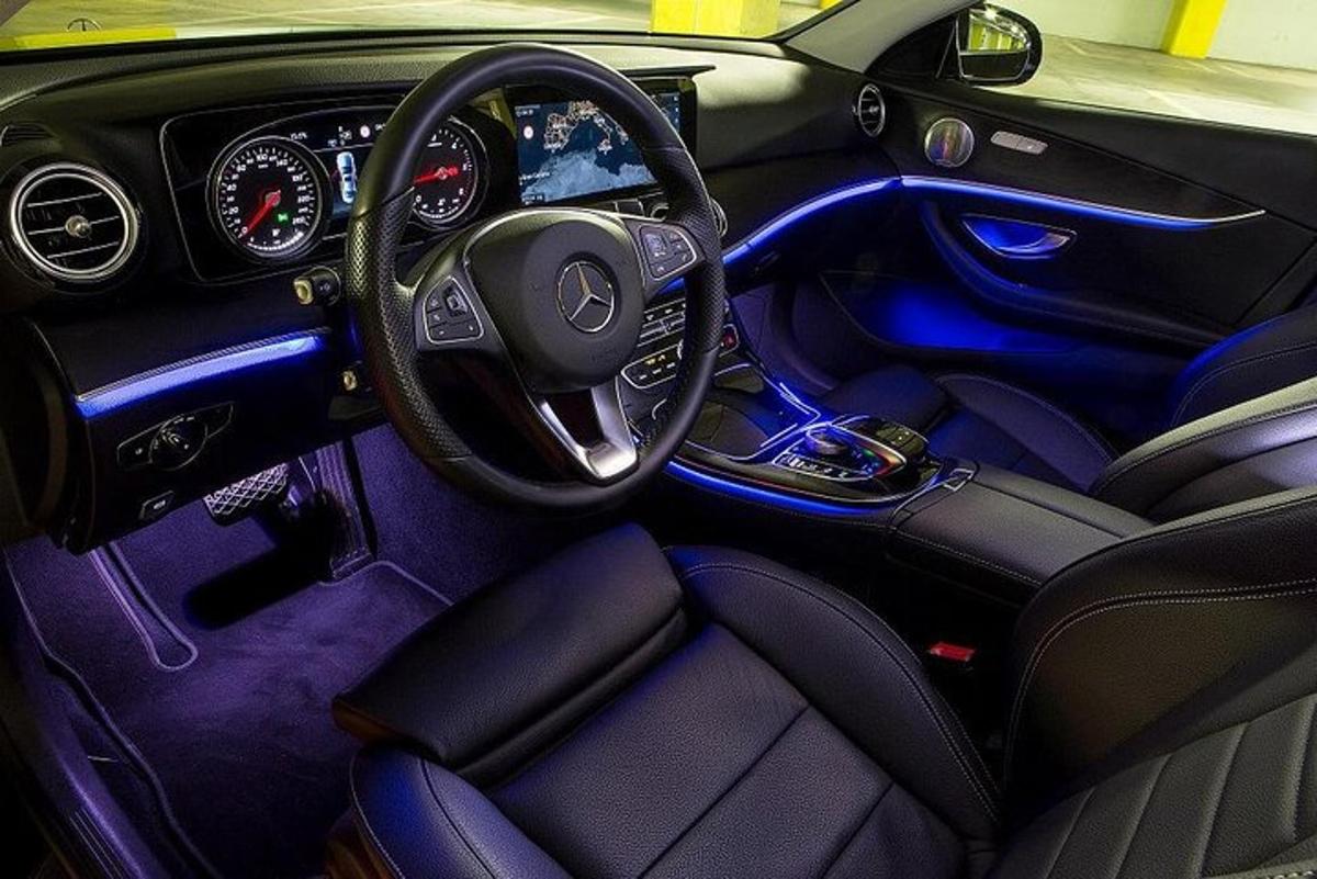 una vista de la cabina d'un cotxe Mercedes-Benz