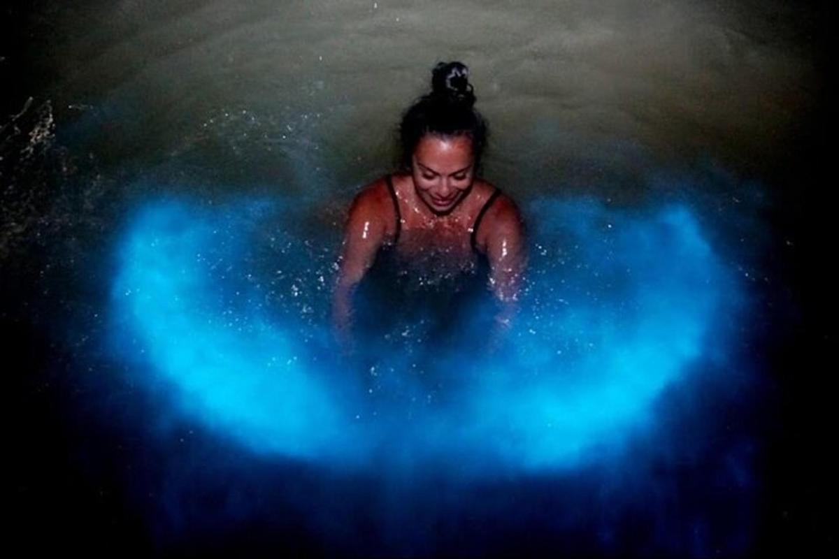 eine Frau in einem Wasserbecken mit blauem Licht