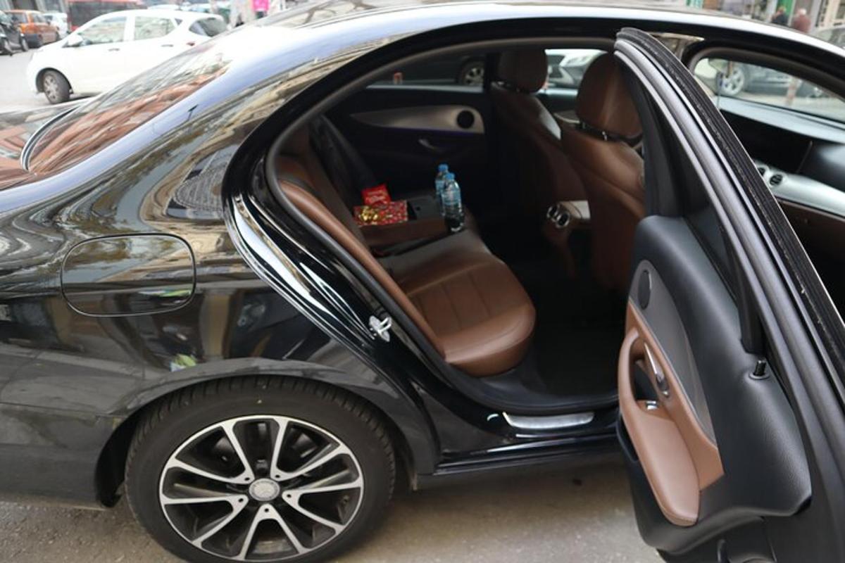 must auto, mille uks on avatud ja millel on iste