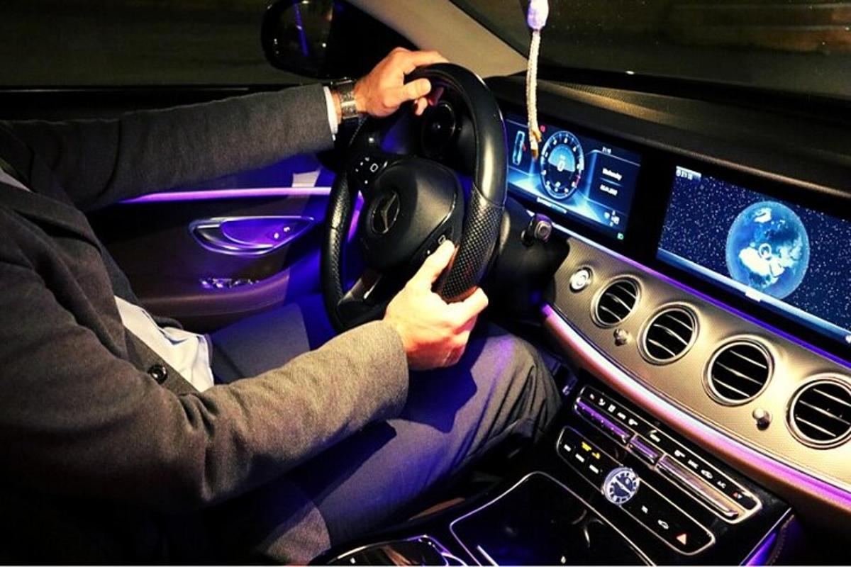 inimene, kes juhib rooliga autot