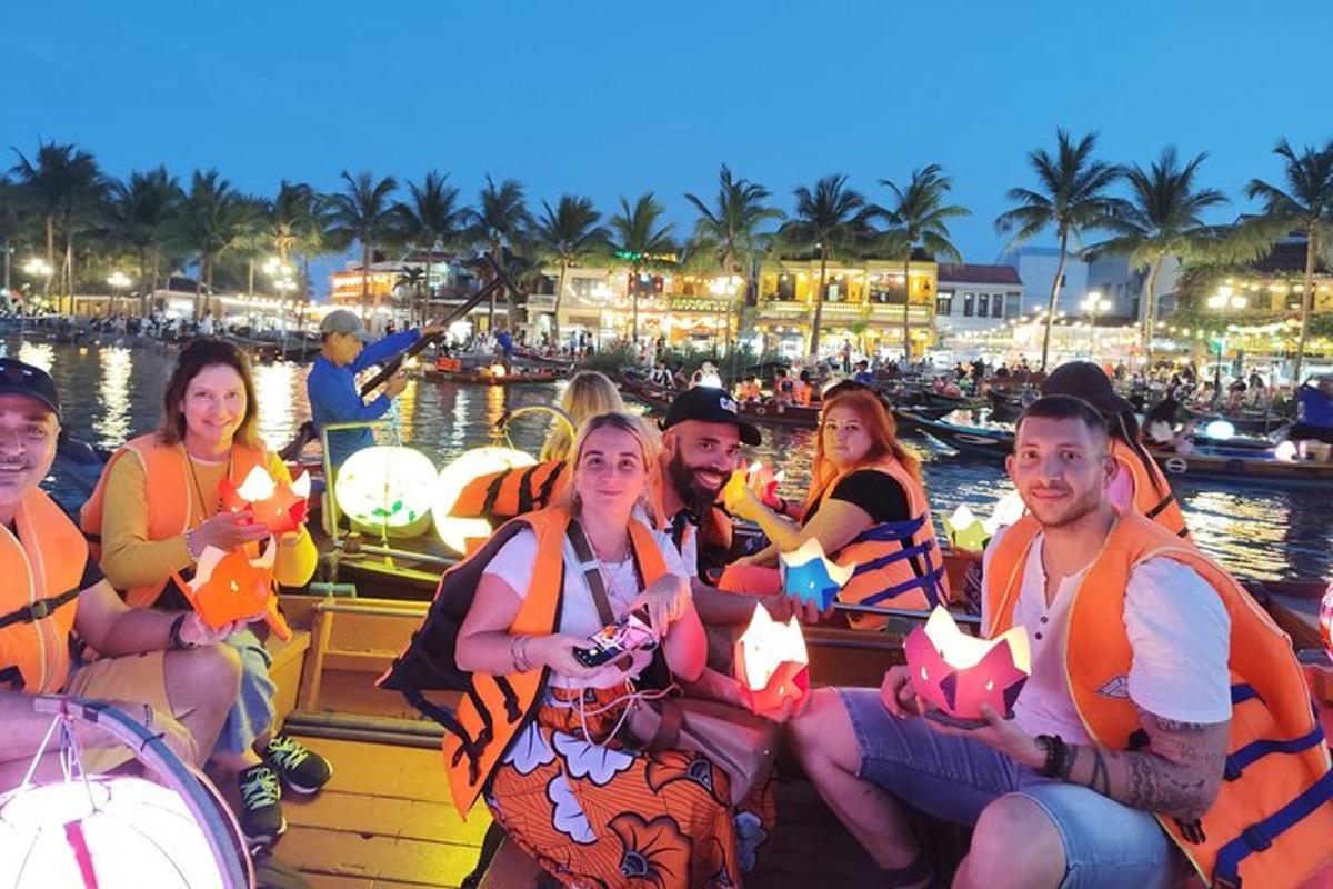 un groupe de personnes déguisées sur un bateau