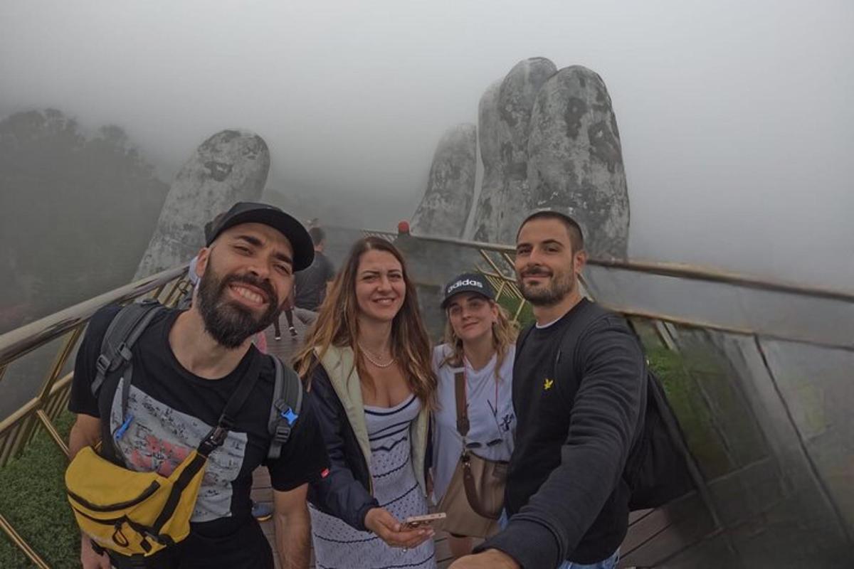 eine Gruppe von Menschen steht vor einem Berg