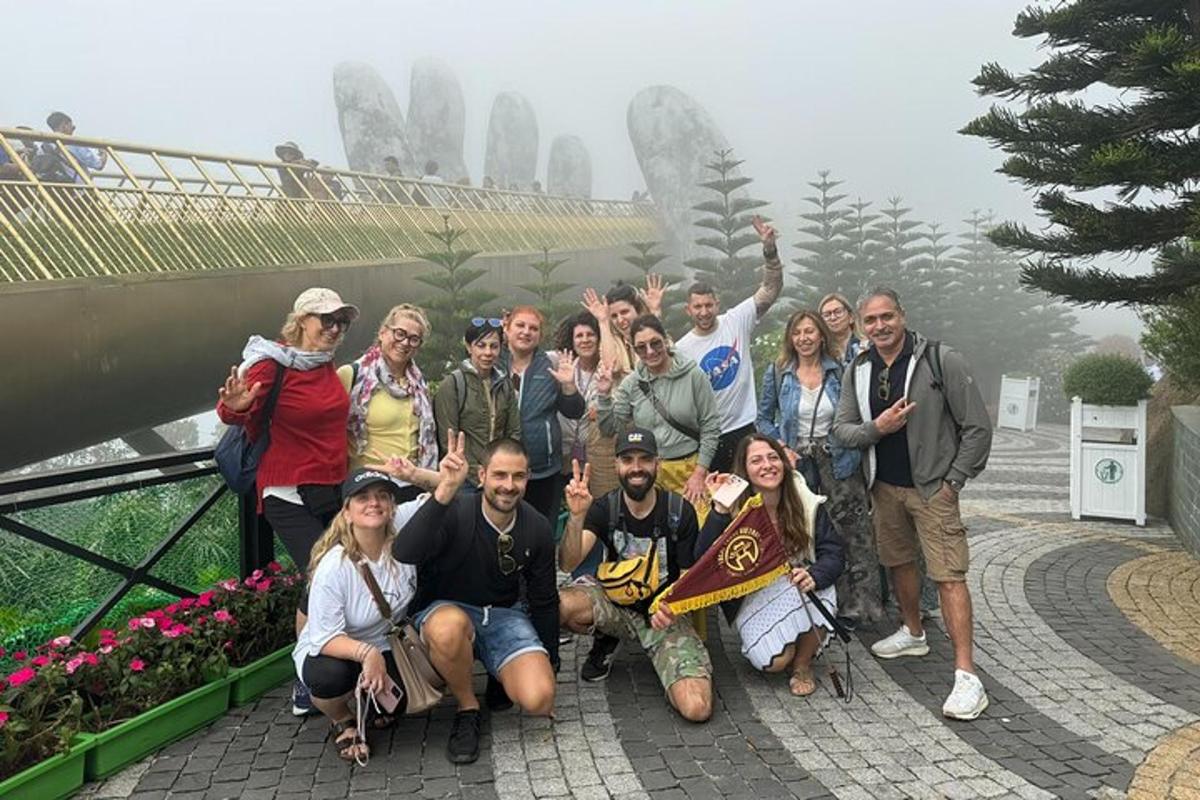 eine Gruppe von Menschen, die auf einer Brücke für ein Foto posieren