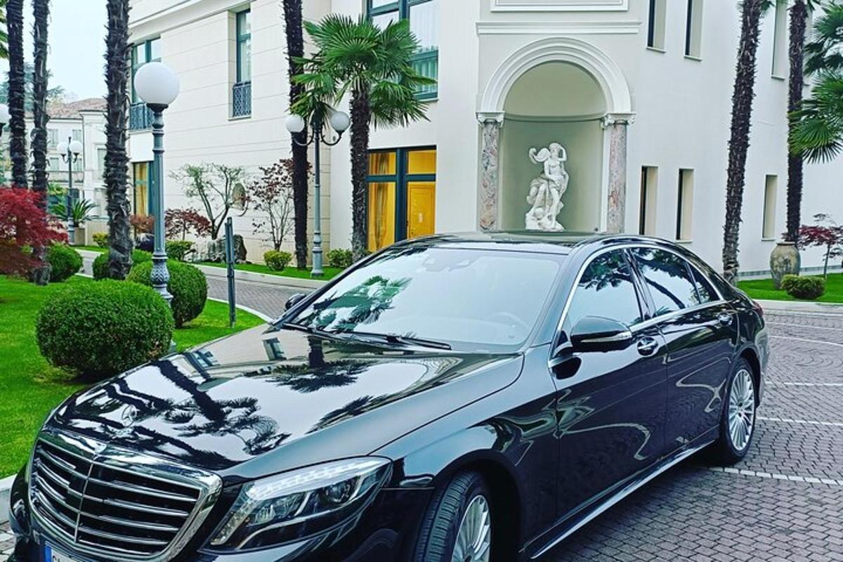 Un coche negro aparcado delante de un edificio