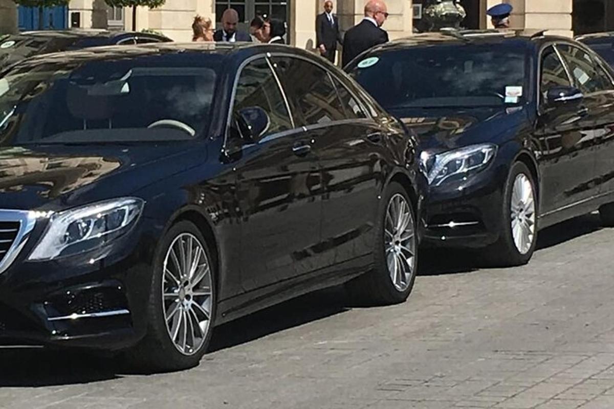 două mașini parcate una lângă alta pe o stradă