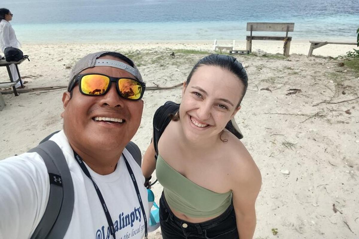 um homem e uma mulher em pé na praia