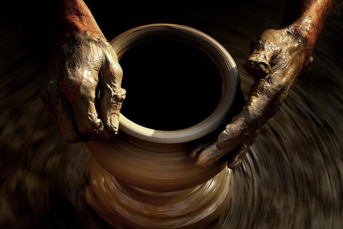 una persona che realizza un vaso su un tornio da vasaio