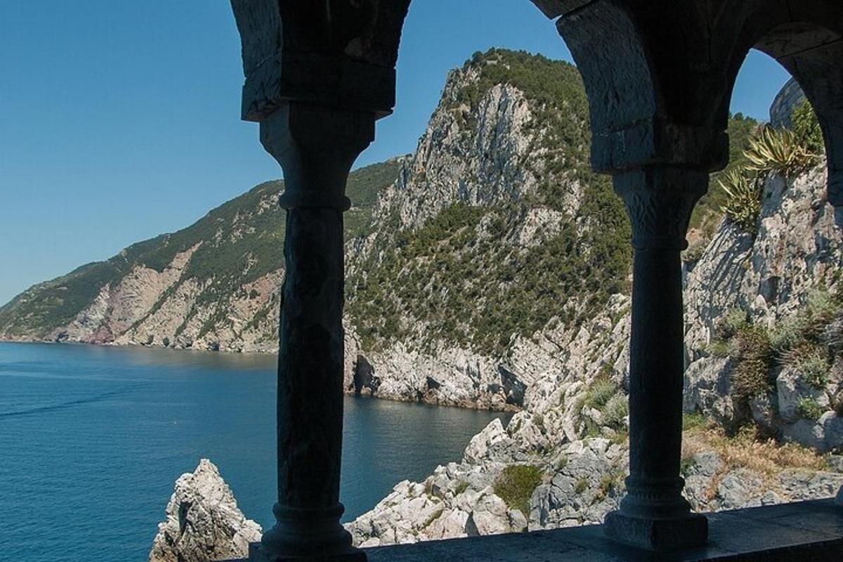 una vista di uno specchio d'acqua da un edificio