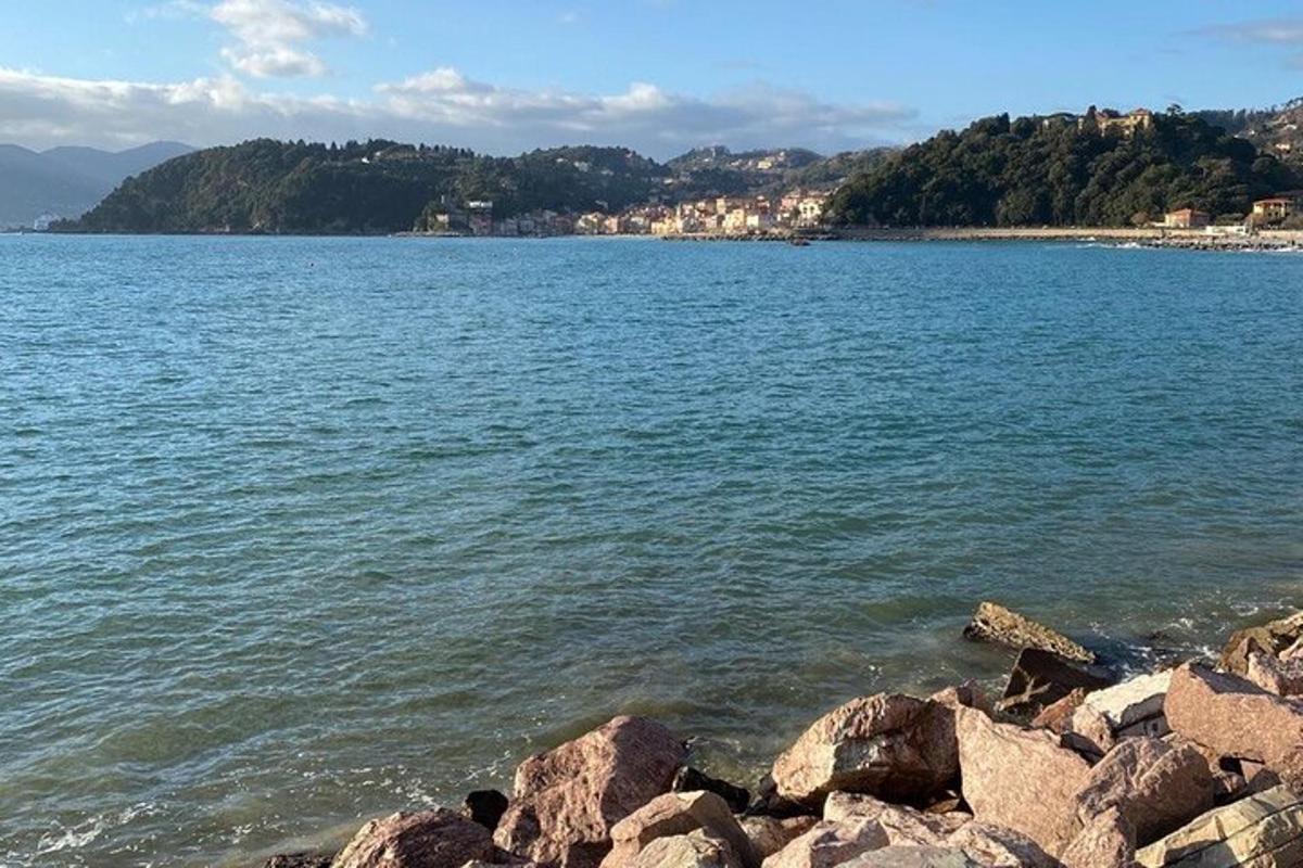 una vista di un grande specchio d'acqua con rocce