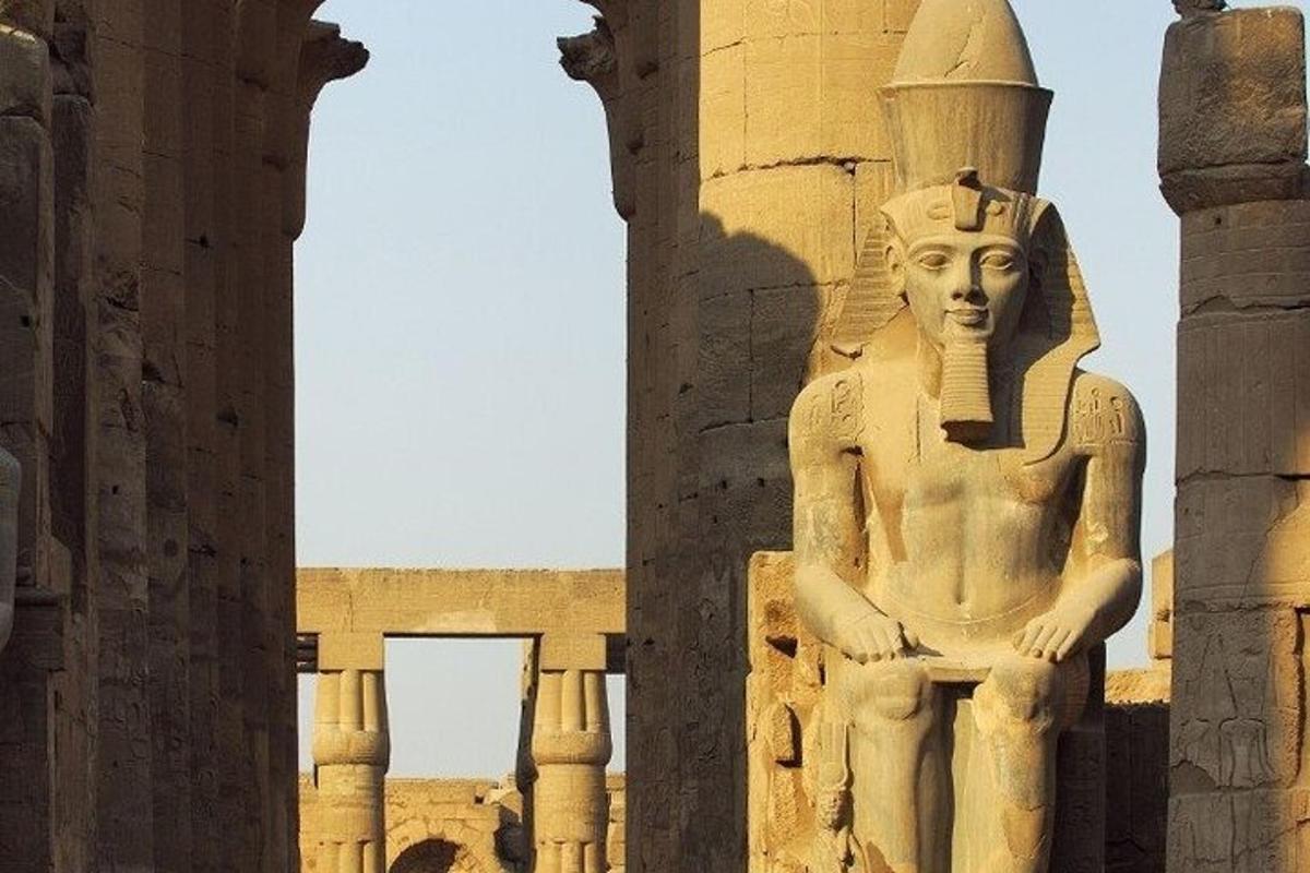 Una estatua de Anubis se encuentra entre dos columnas.