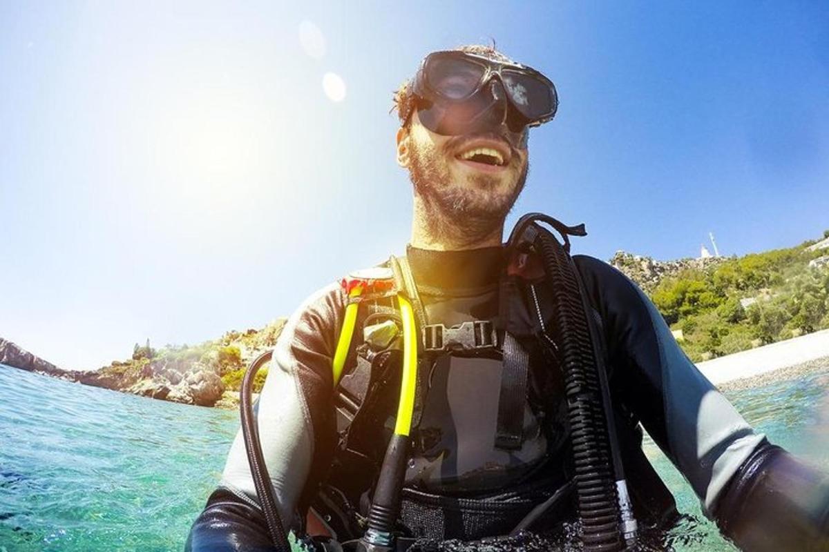 Un hombre con traje de neopreno y gafas en el agua.