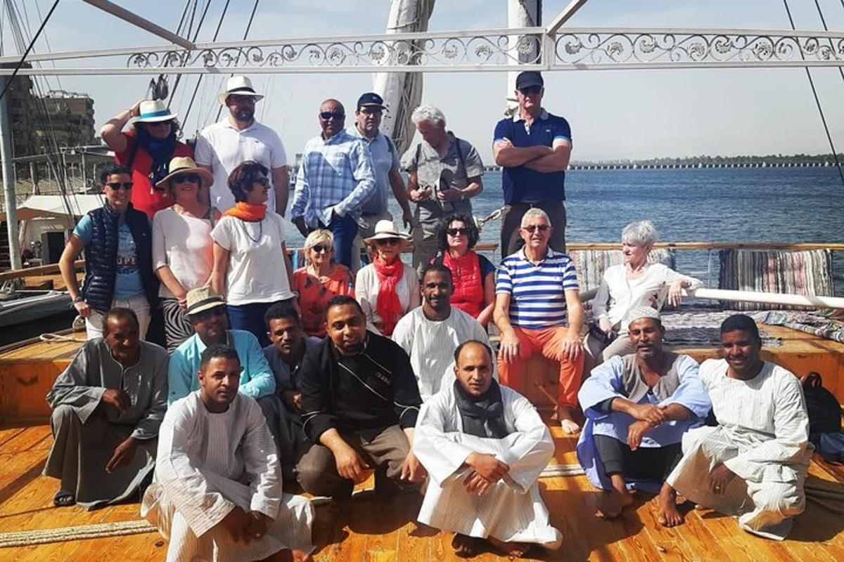 un gruppo di persone in posa per una foto su una barca