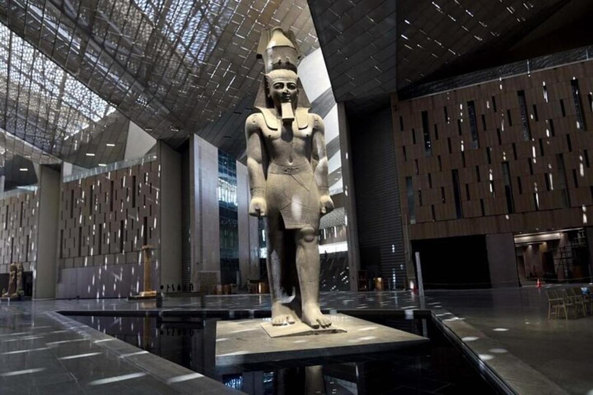 una statua di un uomo in piedi in un edificio