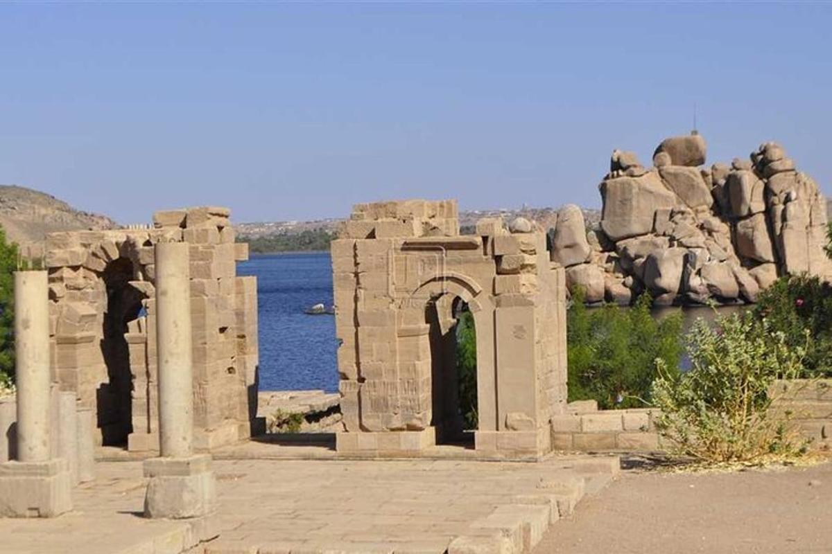 un vecchio edificio in pietra con uno specchio d'acqua