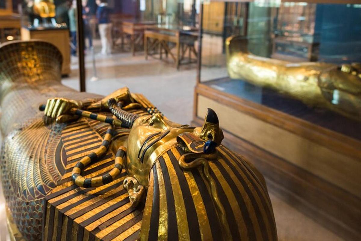 una statua di un gatto sdraiato su una panchina in un museo