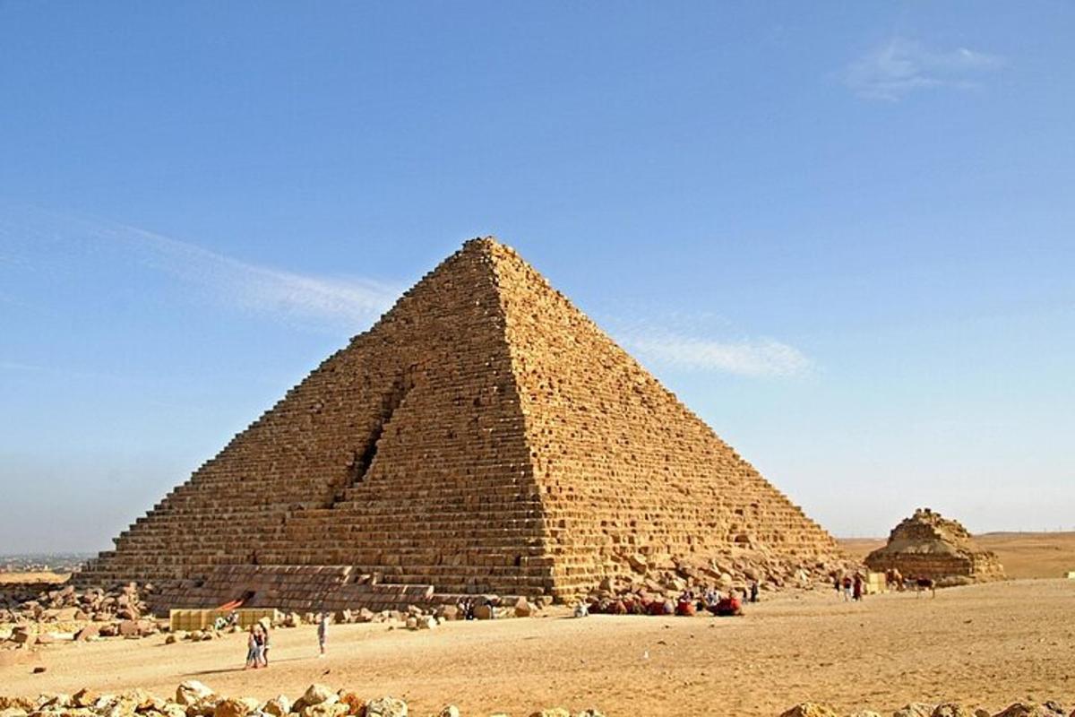 un gruppo di persone in piedi attorno alla piramide