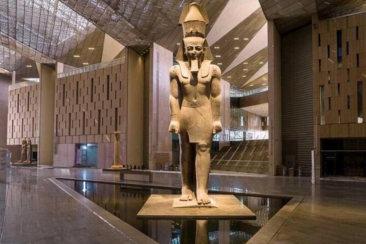 una statua di aaraoh in un edificio