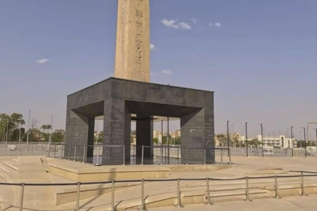 una torre de reloj en medio de un estacionamiento