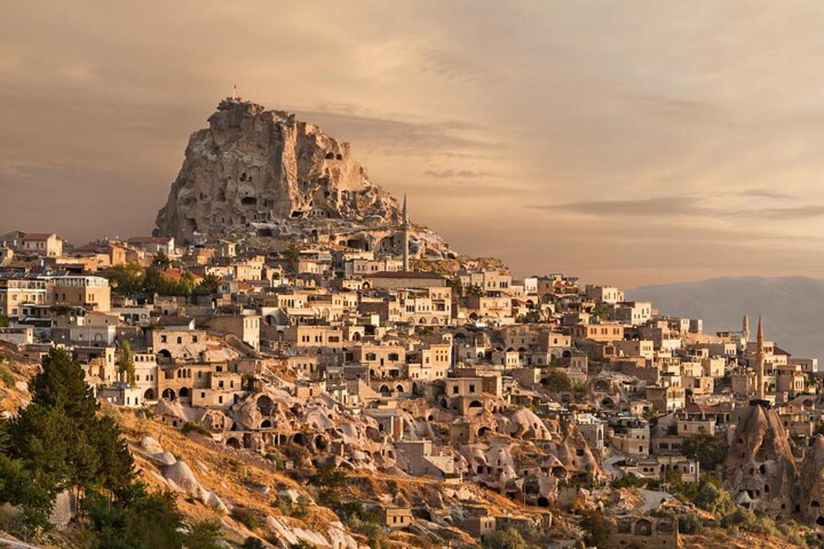 uma cidade em uma colina com uma montanha ao fundo