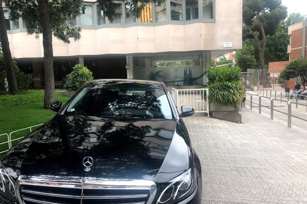 černé auto zaparkované před budovou