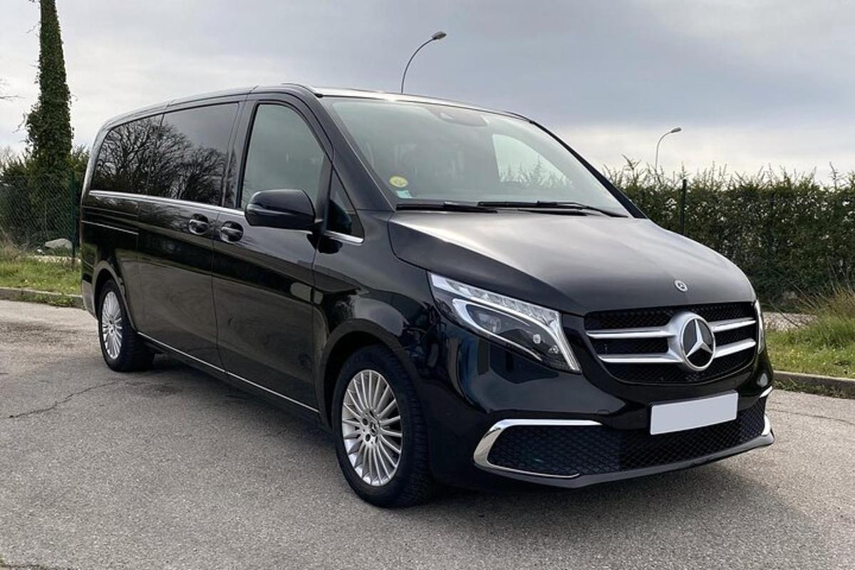 černé auto zaparkované na parkovišti