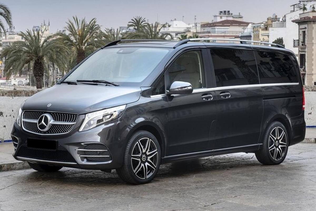 čierny minivan Mercedes Benz zaparkovaný na parkovisku