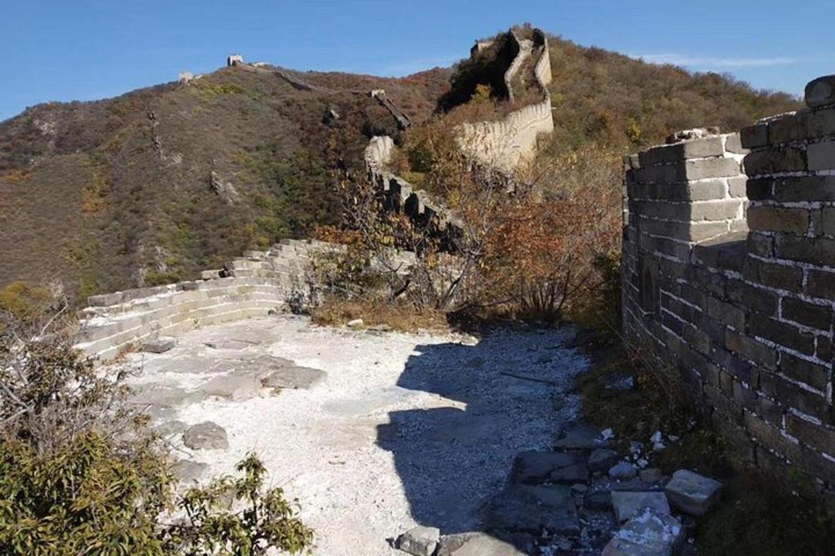 a retaining wall on top of a mountain